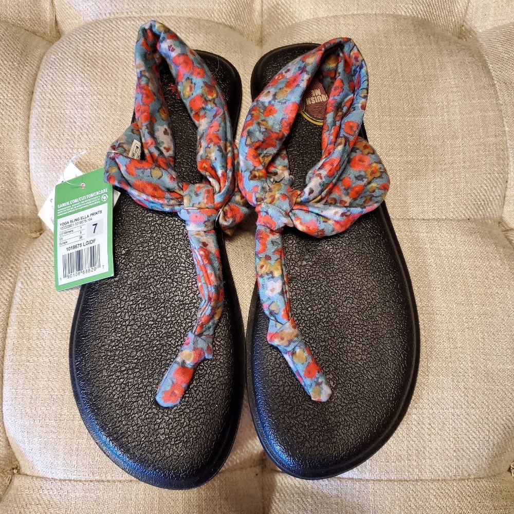 Brand new size 7 sanuk sandals